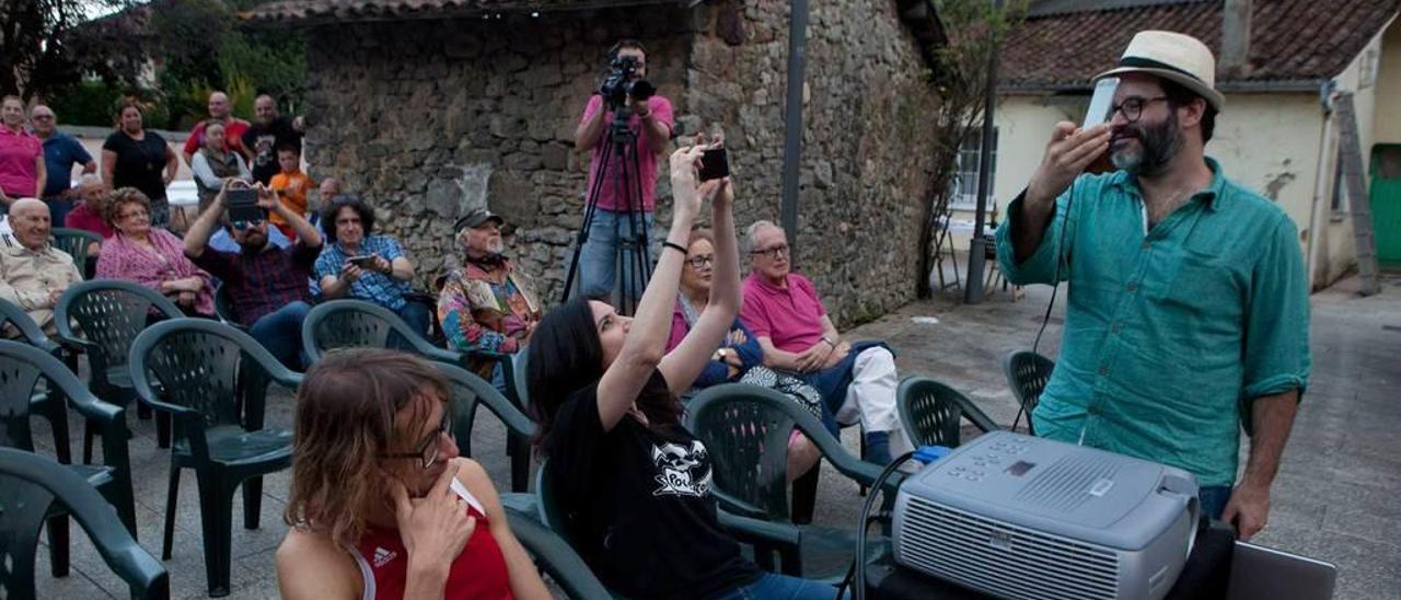 La inauguración del último ciclo de cine al aire libre de Bueño.