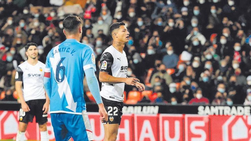 Poco fútbol y mucho Ricardo Arias