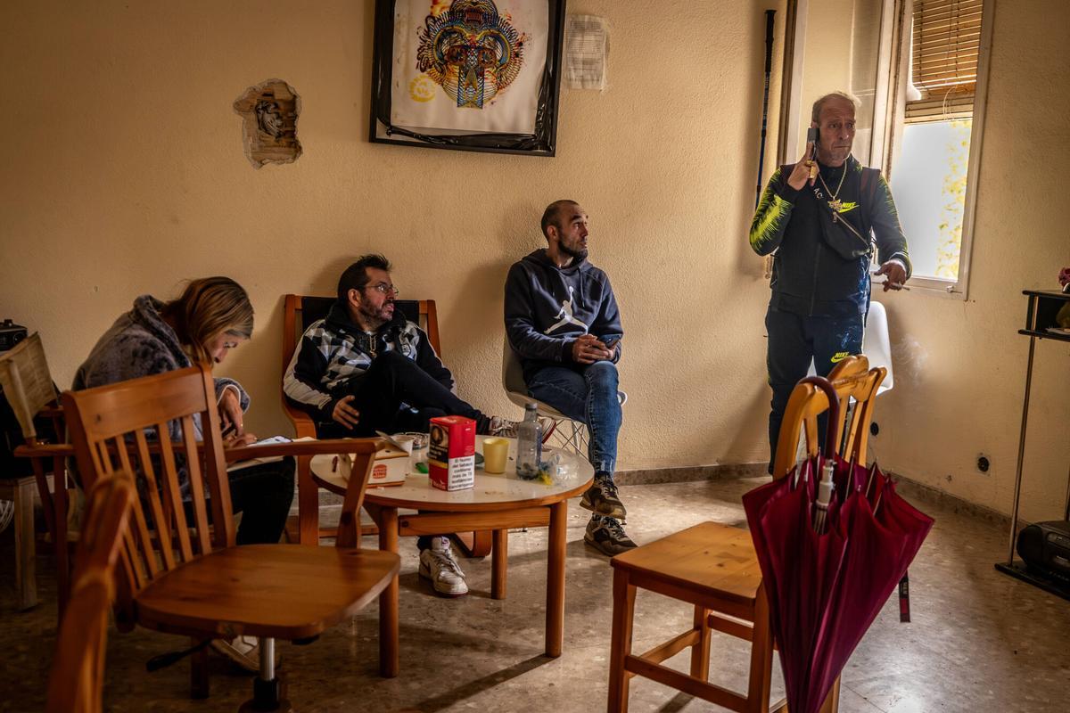 Sabadell 20/10/2025 Barcelona Area Metropolitana Desalojo inminente de los pisos ocupados de la Caserna de la Guardia Civil de Sabadell. Reportaje de las diferentes personas y familias que vivien en ella. AUTOR JORDI OTIX