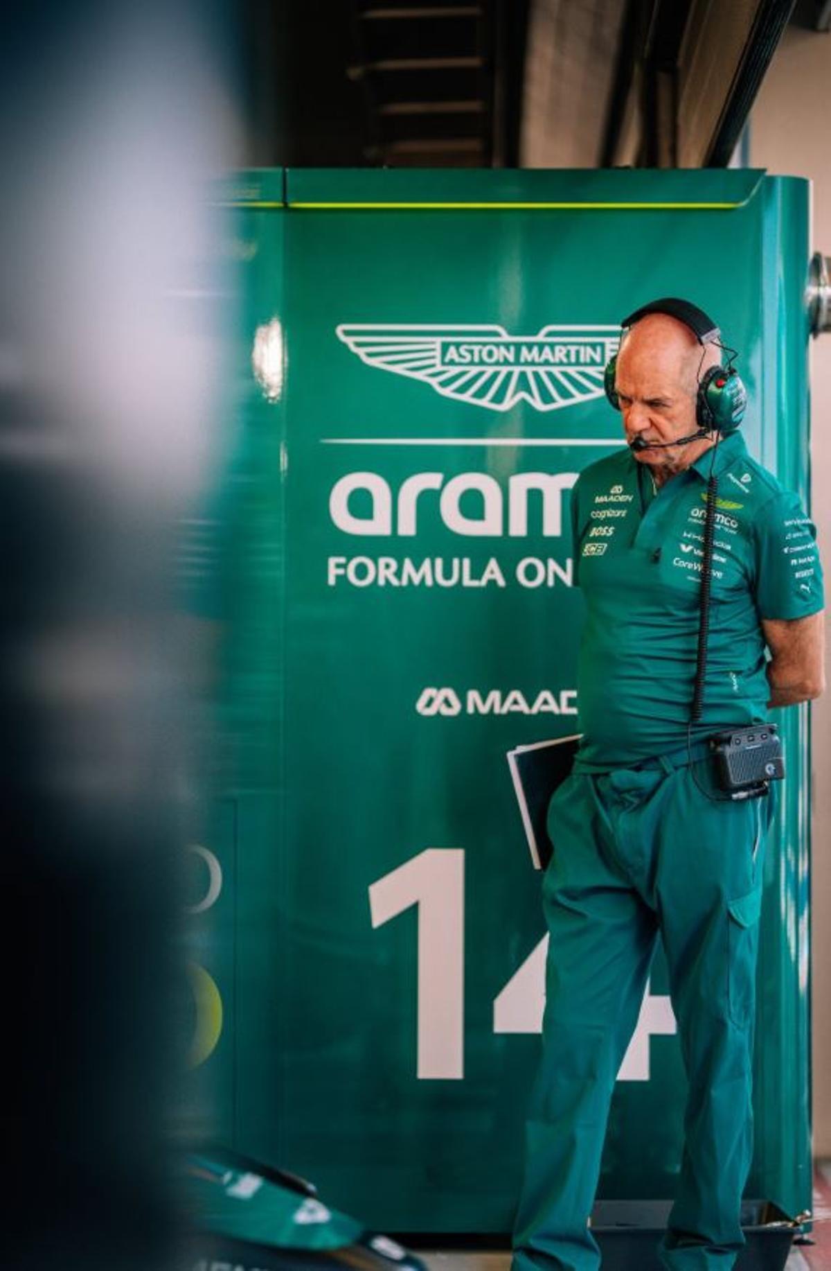 Adrian Newey pensativo con el AMR26