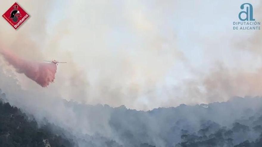 El Consorcio Provincial de Bomberos de Alicante lucha contra el fuego declarado en las faltas del Maigmó en Tibi