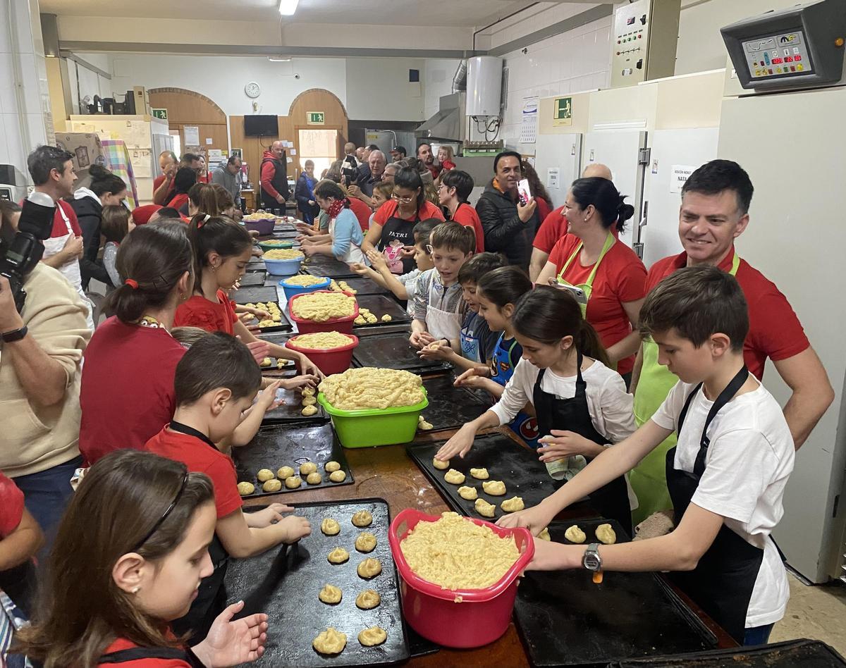 Otra foto de la preparación de los típicos dulces de anís para la fiesta de Sant Antoni.