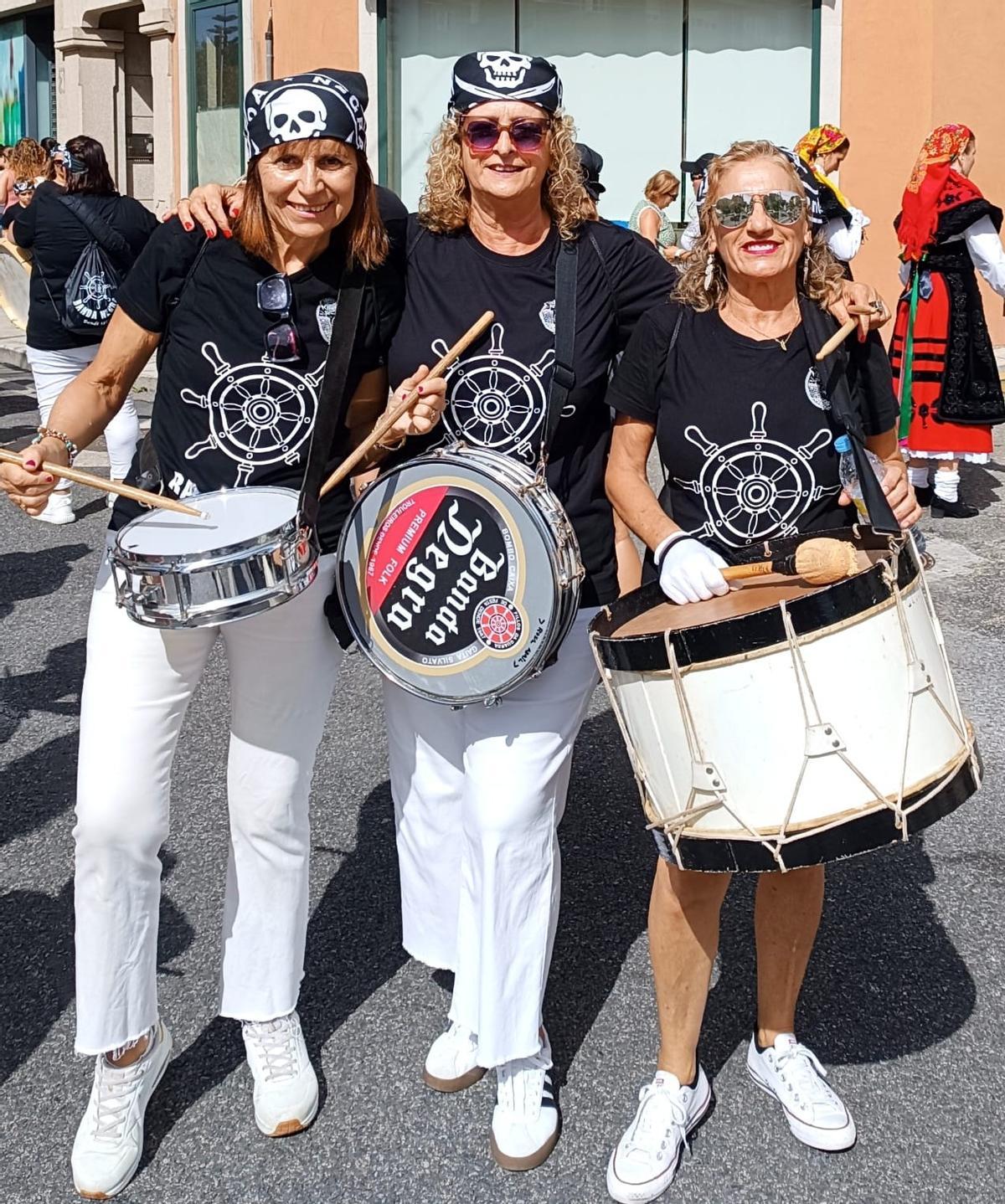 De izquierda a derecha, Bel Lorenzo, Rosa Abril y Cheli Santamaría, integrantes de la Banda Negra, durante las Festas do Monte 2026 de A Guarda.