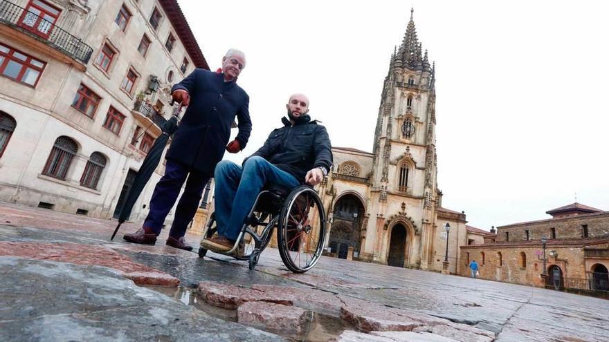 Fernando Fernández-Ladreda -a la izquierda- y Eduardo Llano, ayer, en la plaza de la Catedral.