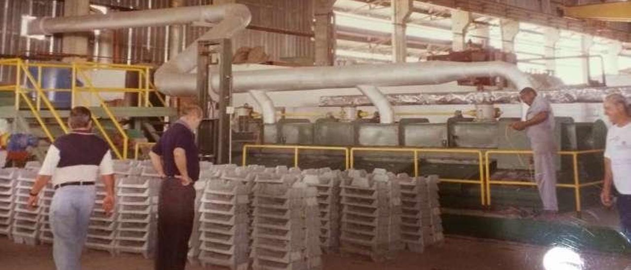 José Luis García Arias contempla una partida de lingotes de cinc para la planta de Melca en Ciego de Avila.