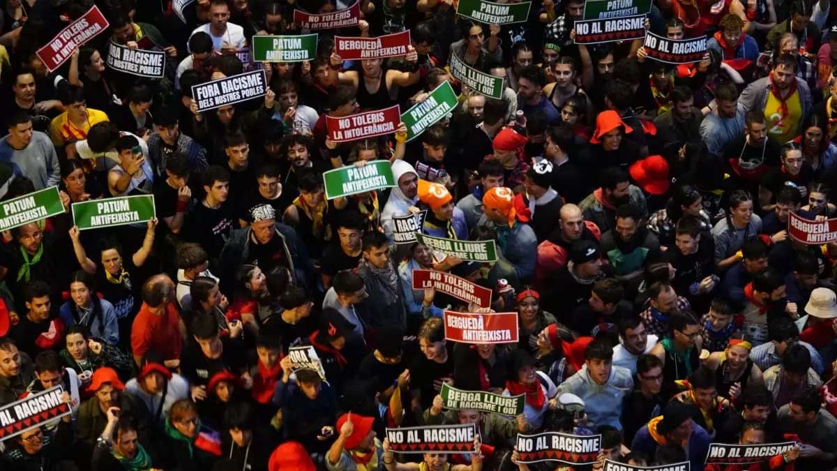 Sílvia Orriols, recibida con abucheos y carteles contra el fascismo al salir al balcón del Ayuntamiento de Berga en la Patum