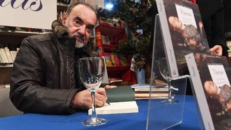 El escritor Xavier Seoane presenta &#039;Threnói&#039;, en la Librería Arenas