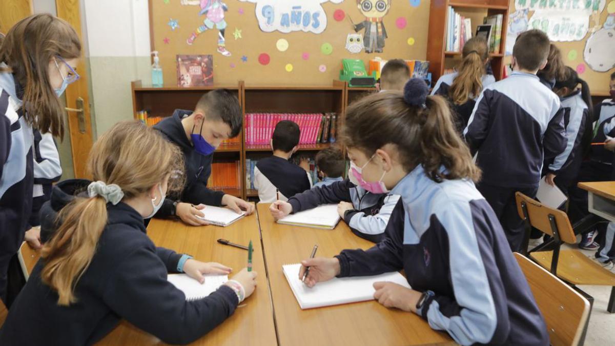 Alumnos del Amor de Dios en la actividad “Buscando libros en la biblioteca”.