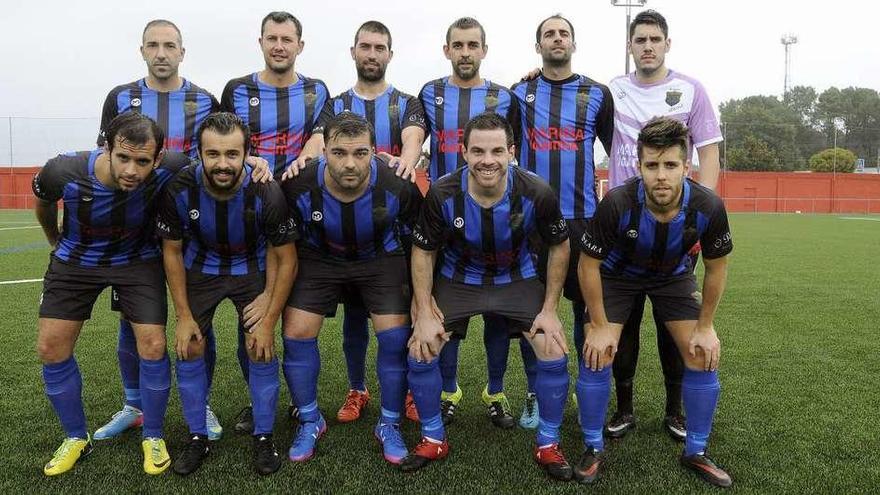 Formación titular del Piloño que ayer se llevó la victoria en su visita a Outeiriño. // Bernabé/Javier Lalín