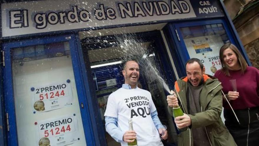 Celebración a las puertas de la administración de lotería que vendió el premio en Santander.