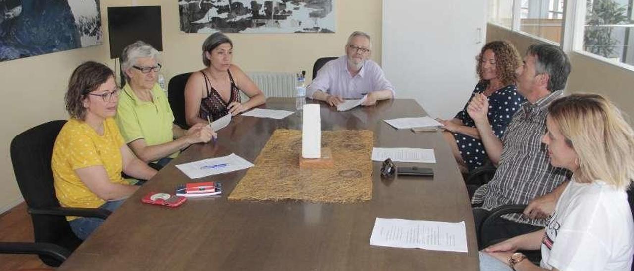 Primera reunión de los ediles del gobierno bipartito tras la firma del pacto entre ACE y PSOE. // Santos Á,