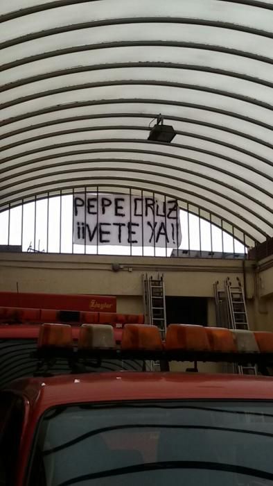 Con pegatinas y pintadas, reclaman una reunión con el alcalde y la destitución del actual inspector jefe, José Cruz.