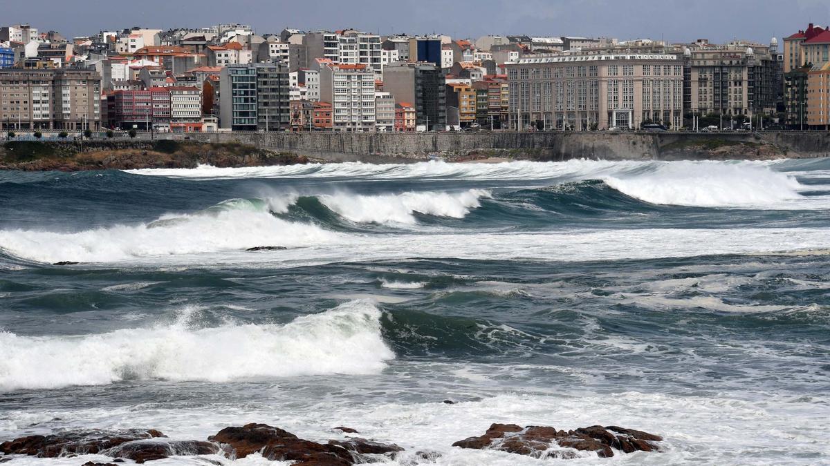 Oleaje en la bahía coruñesa.