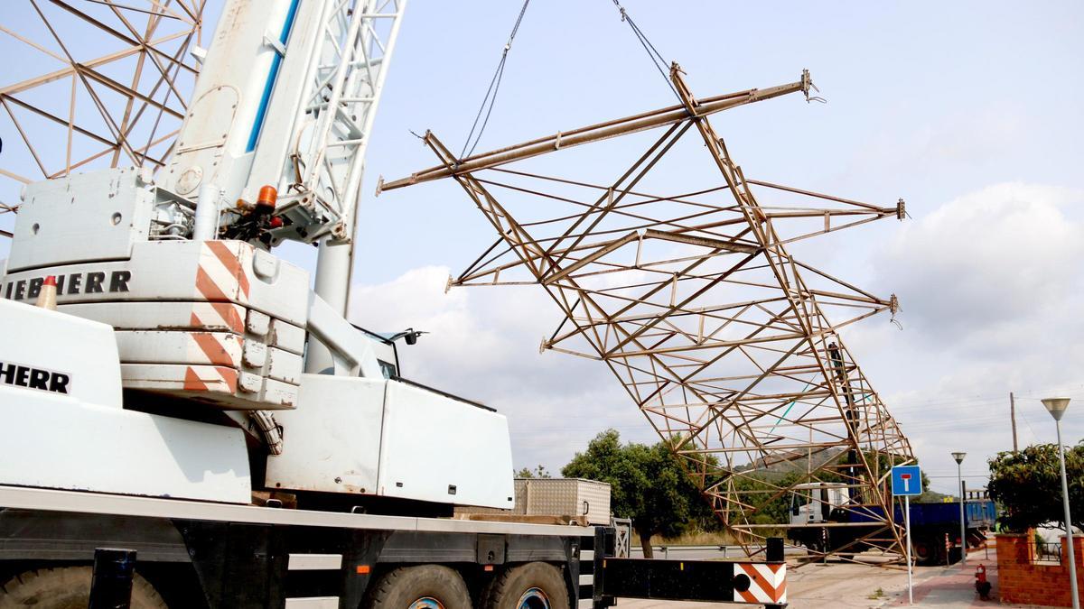 Endesa retira las 33 torres de alta tensión que quedaban del antiguo trazado eléctrico entre Tarragona y Vilanova i la Geltrú.