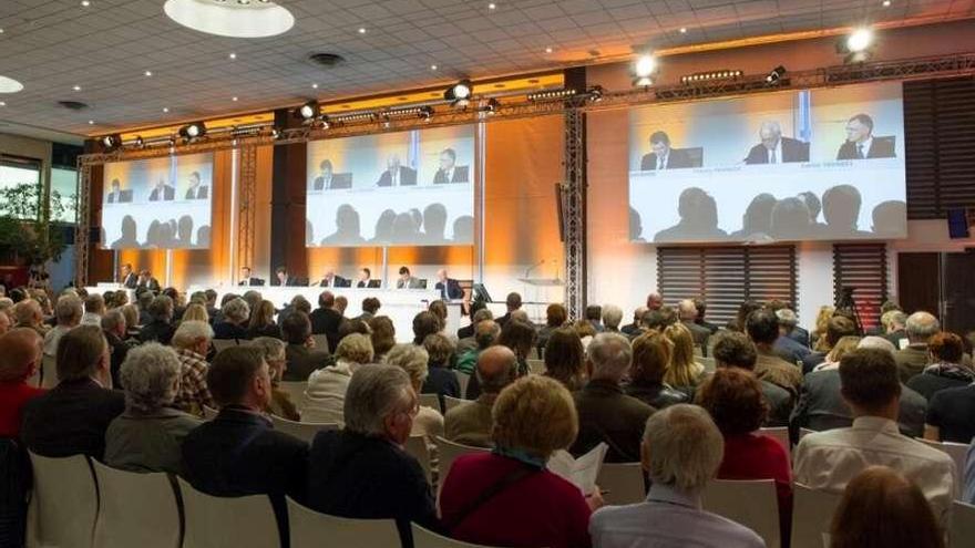 Imagen de la asamblea de accionistas de PSA Peugeot Citroën celebrada ayer en la sede de París.  // P.N.