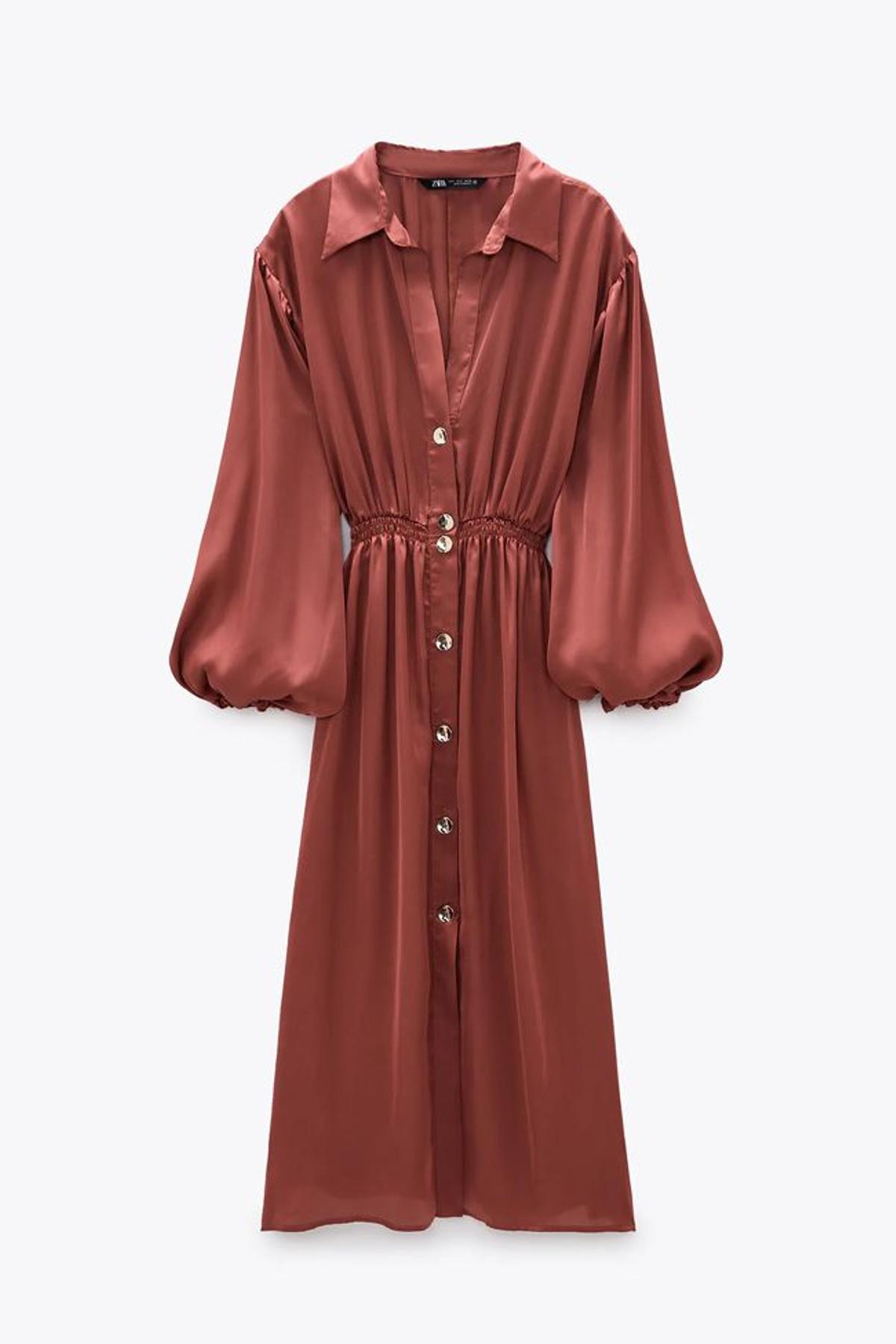 Vestido camisero satinado, de Zara