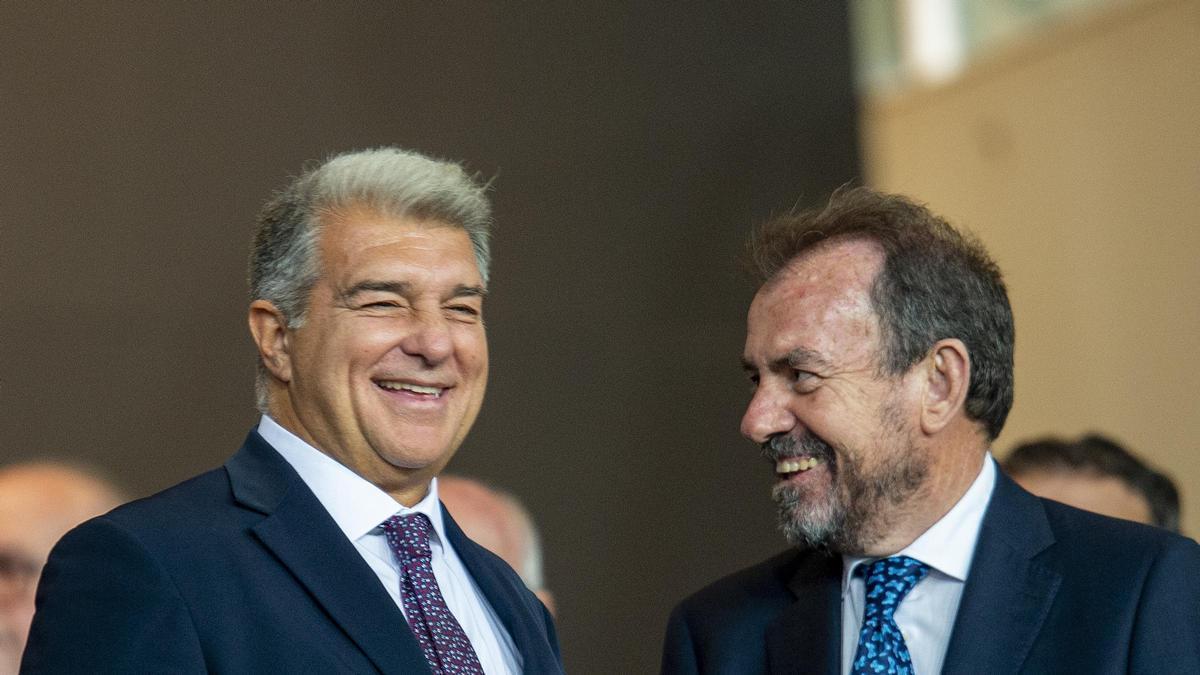 Joan Laporta sonría en el palco de Montjuic antes de comenzar el encuentro ante el Getafe junto a Ángel Torres, el presidente del club madrileño.