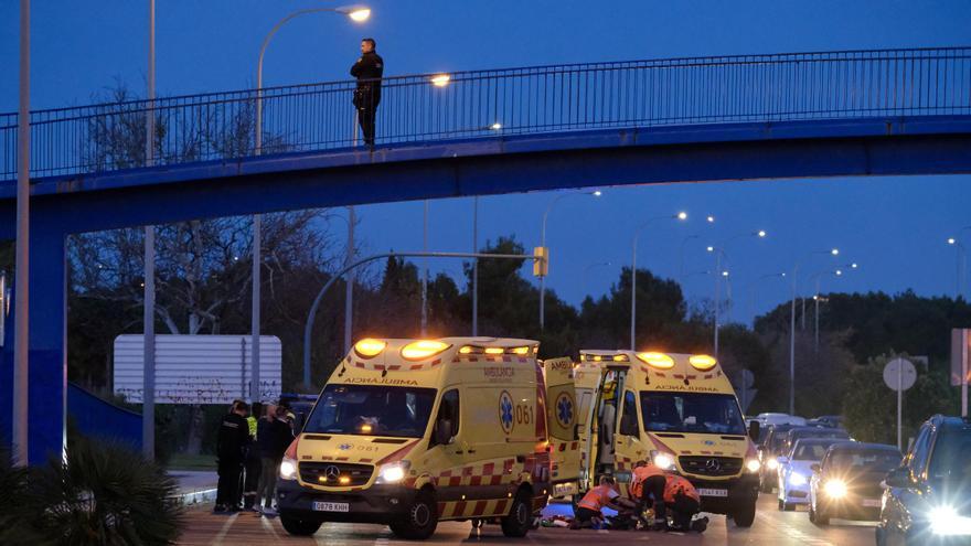 Monumental atasco en la autopista del aeropuerto de Palma al precipitarse al vacío un hombre desde el puente