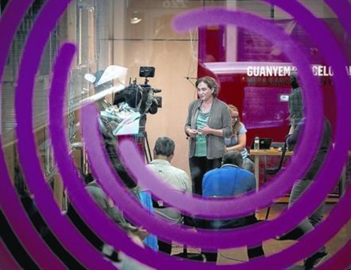 Colau parla davant la càmera, ahir a la seu de Barcelona en Comú.