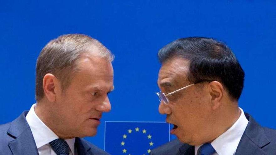 El presidente del Consejo Europeo, Donald Tusk, y el primer ministro chino, Li Keqiang, en la cumbre bilateral, ayer, en Bruselas. // Reuters