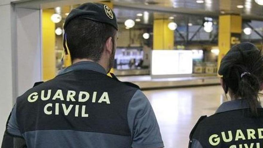 Dos agentes de la Guardia Civil.