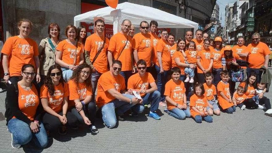 Voluntarios de la Fundación Josep Carreras ayer en Pontevedra.// R.V.