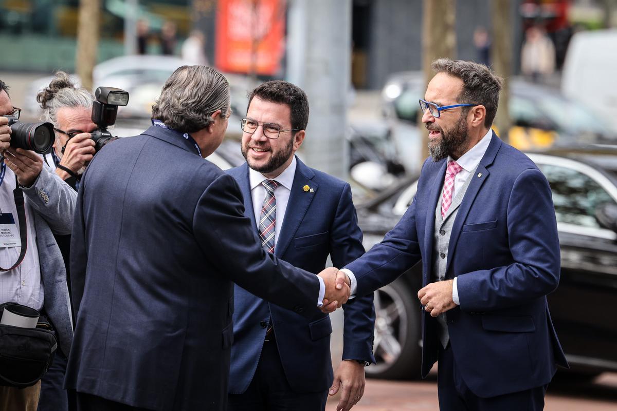 El presidente de la Generalitat, Pere Aragonès, y el conseller de Territori, Juli Fernández, saludan al presidente de la Asociación de Empresarios Valencianos, Vicente Boluda, a su llegada al acto.