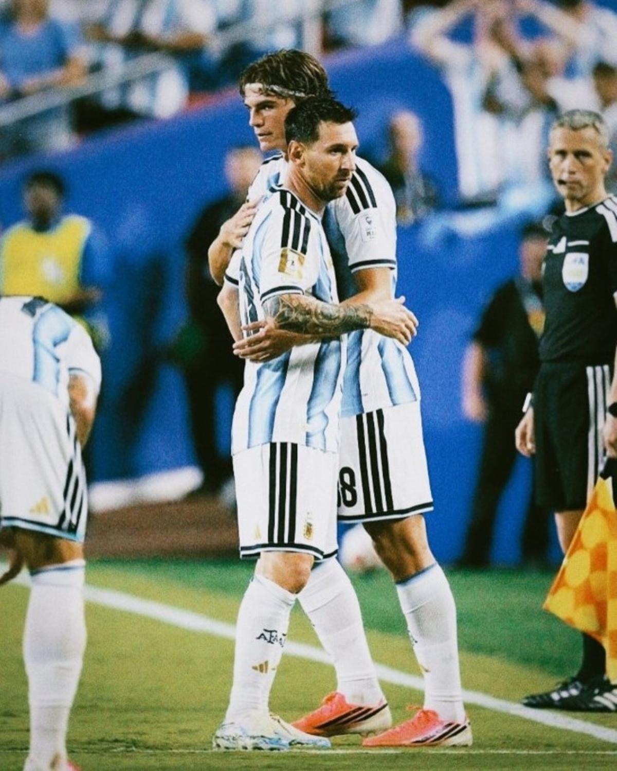 Nico Paz entra al campo en sustitución de Leo Messi.