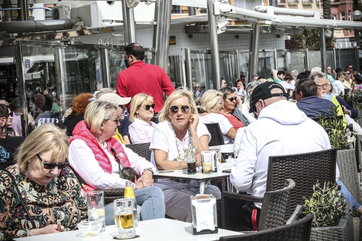 Cruceristas tomando el apertitivo en una terraza del Paseo de Gómiz