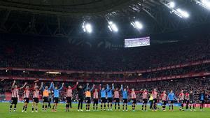 Los jugadores del Athletic celebran con los suyos el pase a las semifinales de la Copa del Rey