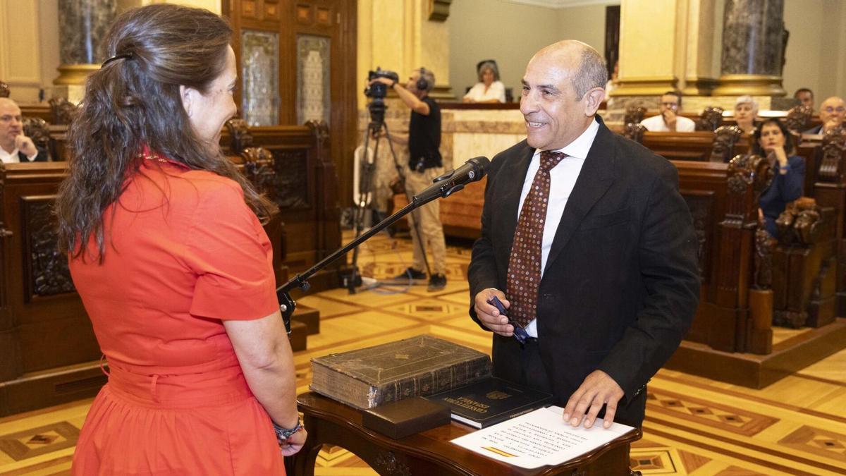 Momento de la toma de posesión de Chero Celemín frente a la alcaldesa de A Coruña, Inés Rey.