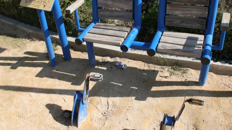 Máquinas de pedalear en los parques de la pedanía