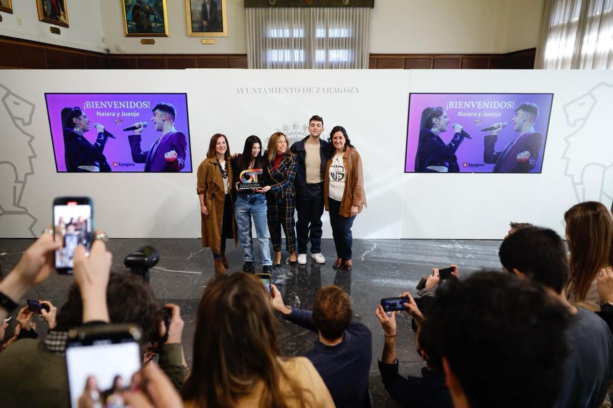 En imágenes | Natalia Chueca recibe a Naiara y Juanjo en el Ayuntamiento de Zaragoza