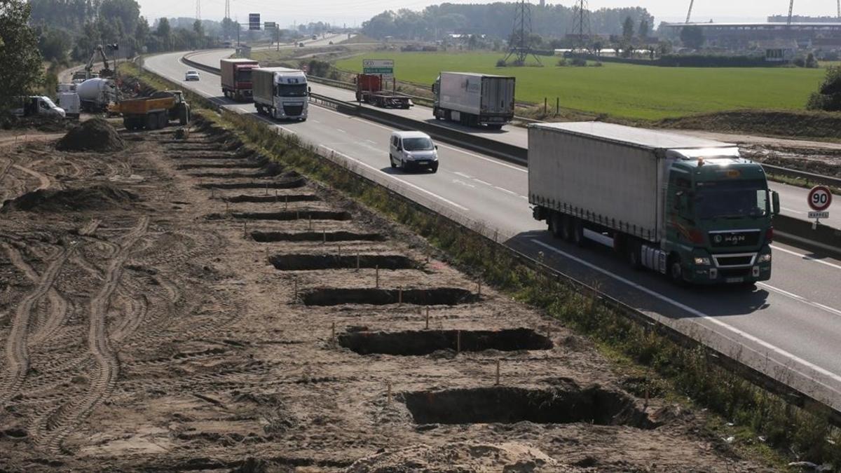 Vista de los trabajos de construcción del muro para dificultar el paso de inmigrantes en tránsito al Reino Unido, en Calais (norte de Francia), este miércoles.