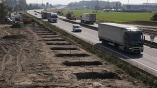 Calais empieza a levantar su polémico muro contra la intrusión de inmigrantes