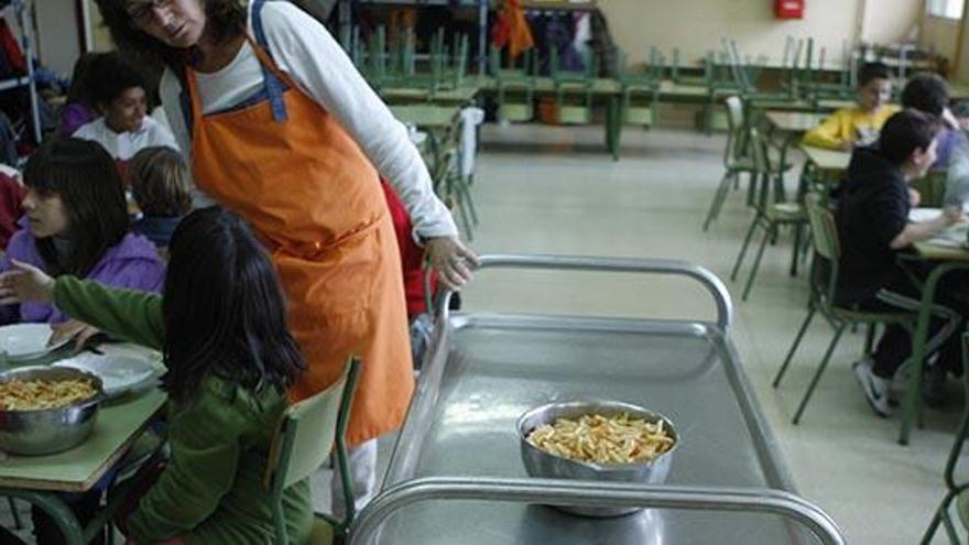 Alumnos en un comedor escolar en Palma.