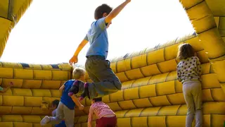 Juanjo López, traumatólogo infantil, advierte sobre los riesgos de llevar a los niños a parques de bolas: "Pueden sufrir lesiones por fatiga"