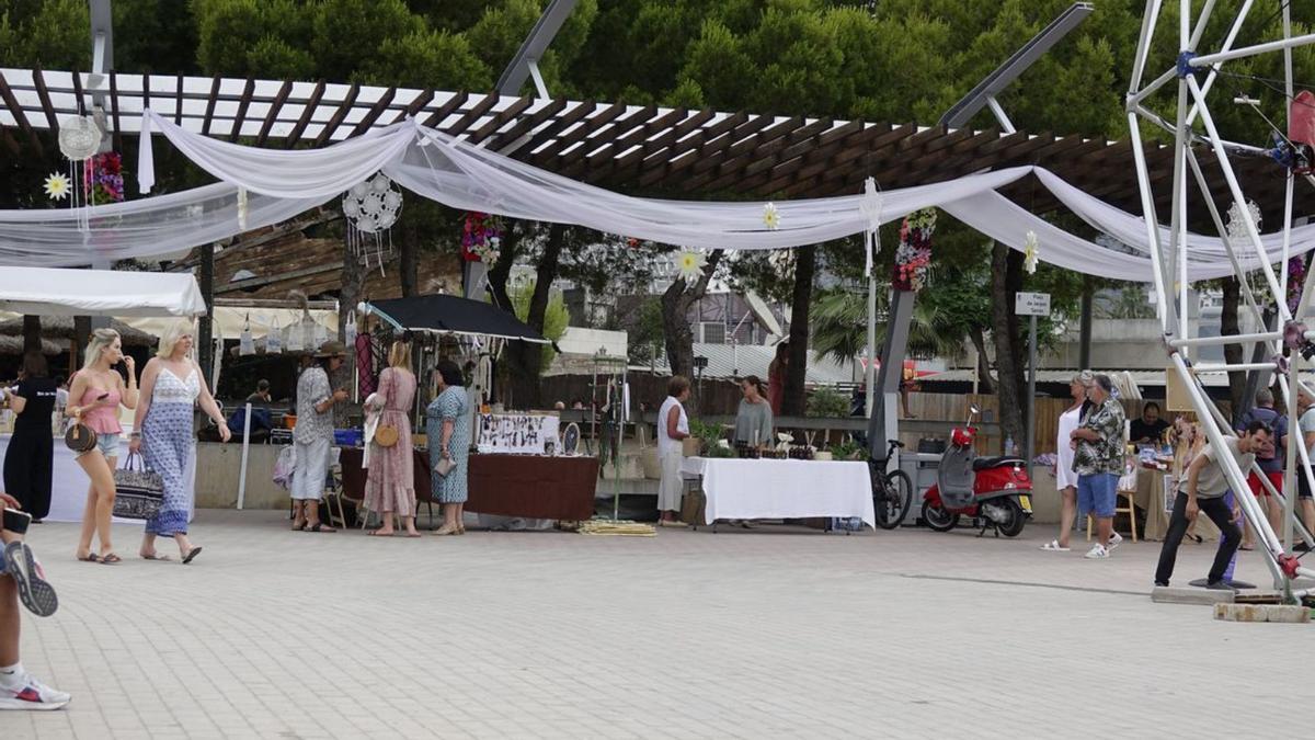 El mercadillo cuenta con más de una treintena de puestos. | JUAN LUIS IGLESIAS