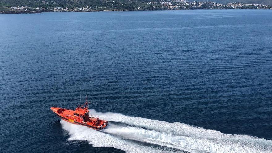 Rescaten cinc tripulants d&#039;una embarcació encallada entre unes roques Cadaqués