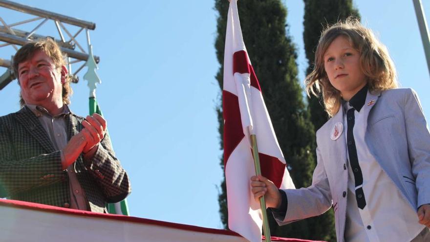 Juan Anduix tras recibir la bandera, junto al presidente Carlos Aracil