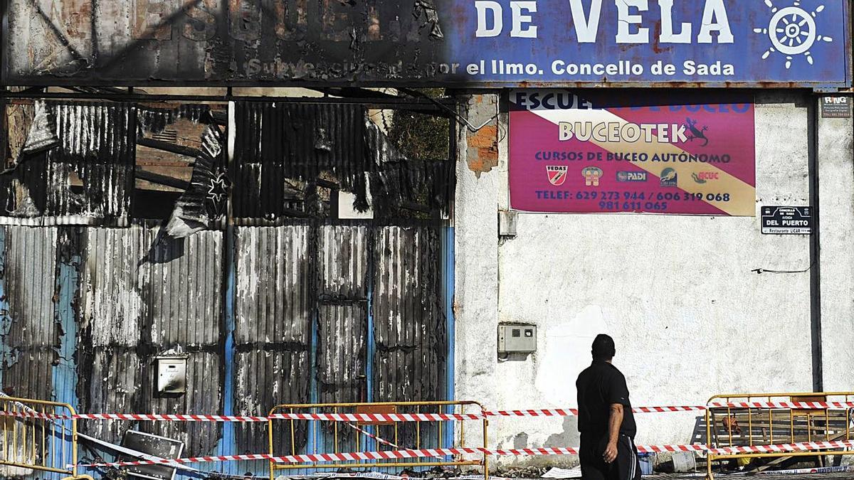 Estado de la antigua escuela de vela el día después del incendio. |   // CARLOS PARDELLAS