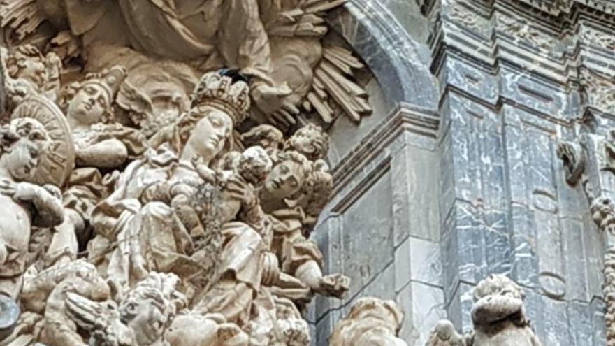 La paloma muerta lleva meses colgando del imafronte de la Catedral de Murcia.