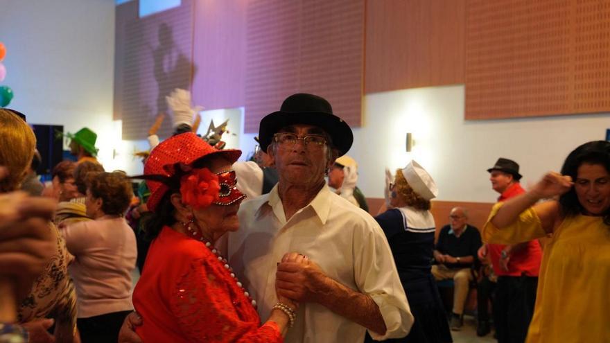 Arrecife celebra el Baile de Mascaritas con la participación de unas 400 personas mayores del municipio