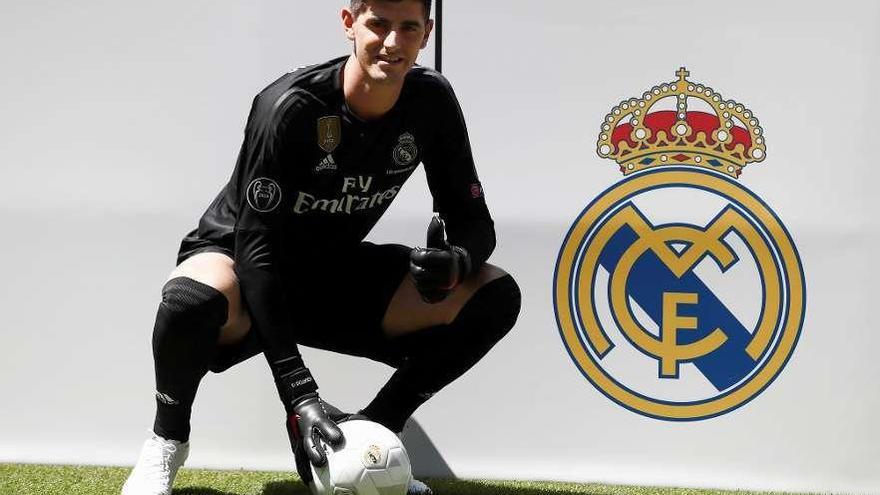 Courtois, ayer sobre el césped del Santiago Bernabéu, durante su presentación con el Madrid.