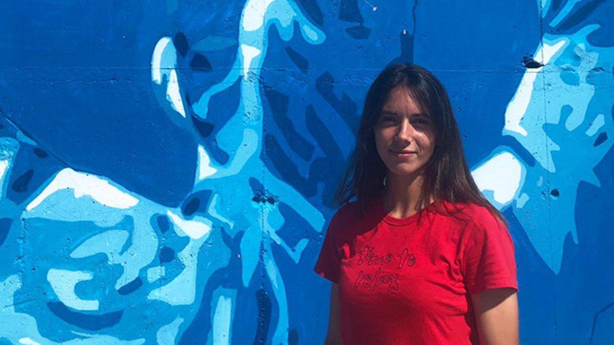 Aitana Bonmatí, posando delante del mural en que aparece reflejada, en los alrededores del estadi Johan Cruyff