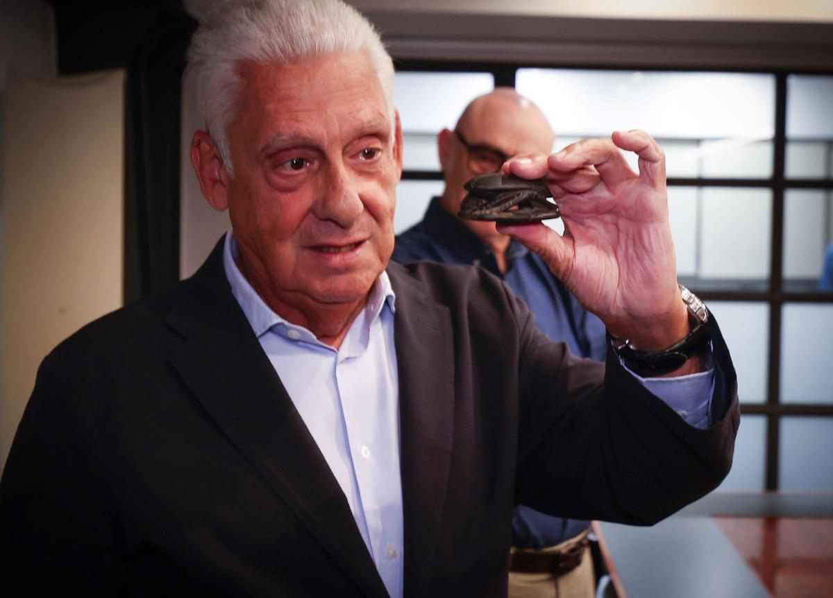 Jordi Clos muestra el escarabajo de corazón que acaba de ingresar su colección