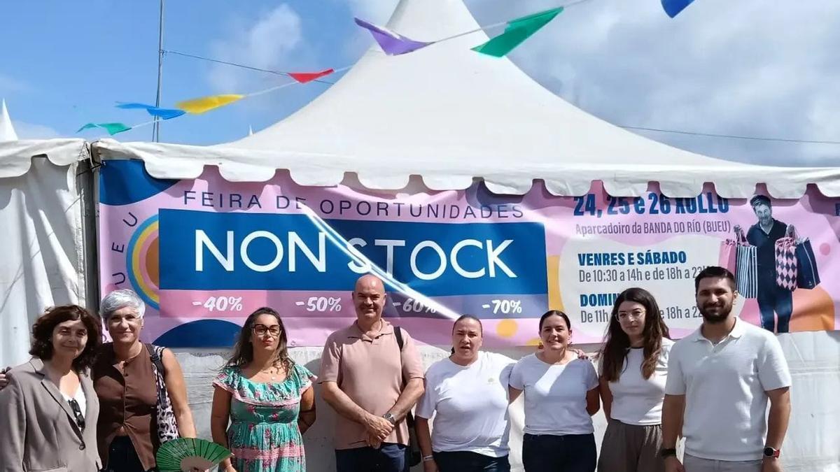 Representantes del Concello de Bueu con los promotores de la Feria Bueu Non Stock.