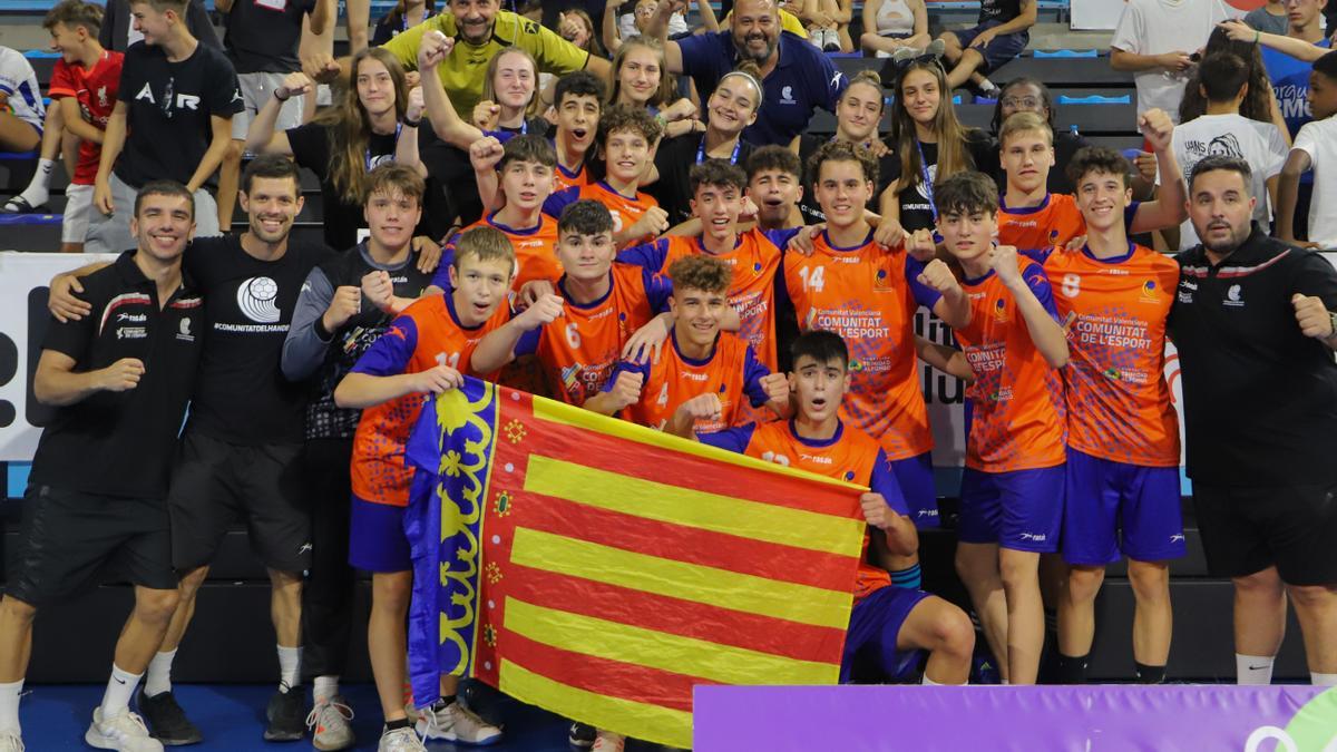 Foto familia de las selecciones valencianas que han participado en la Granollers Cup