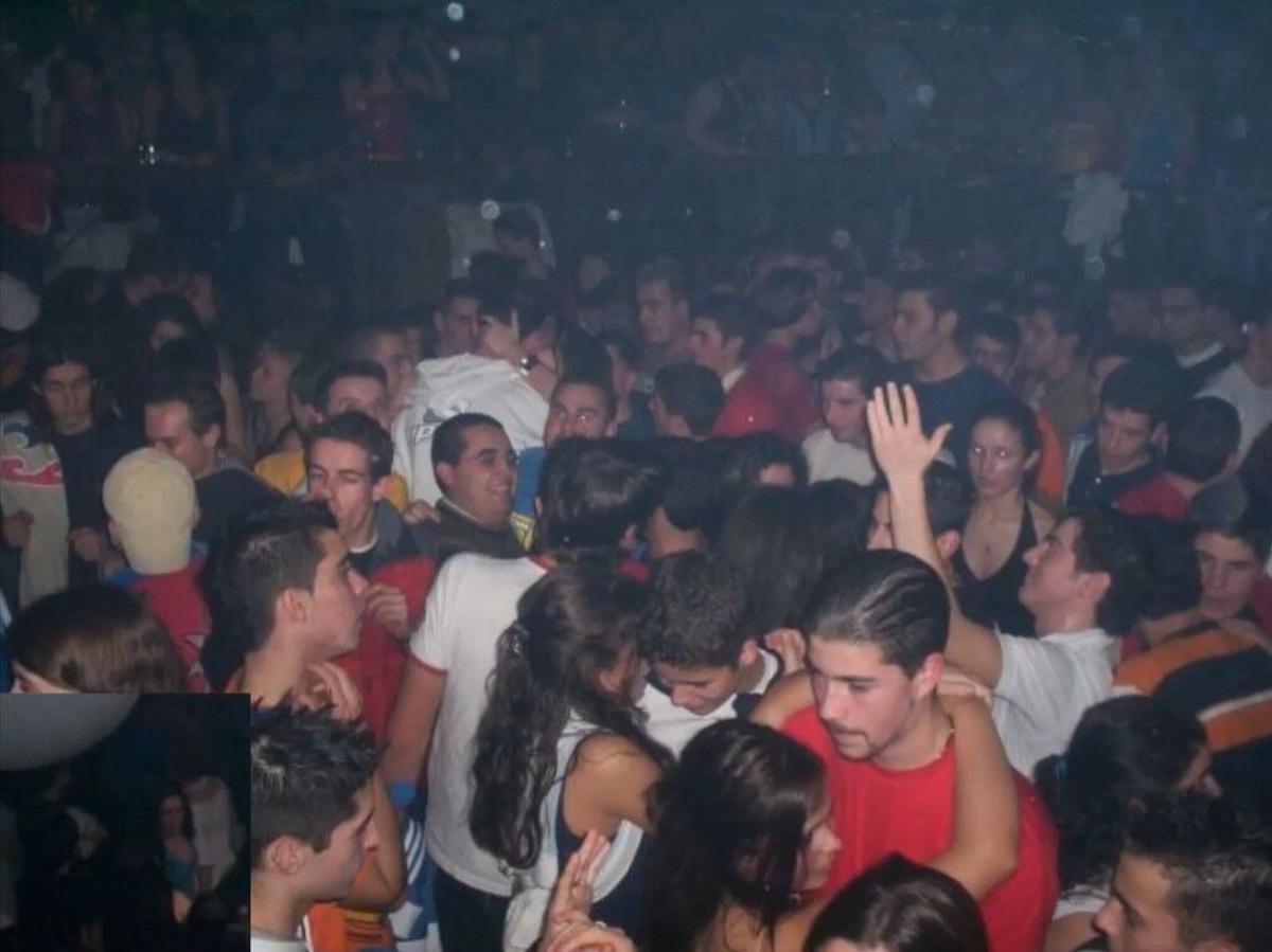 Jóvenes bailando en la pista de la discoteca Party de A Coruña.
