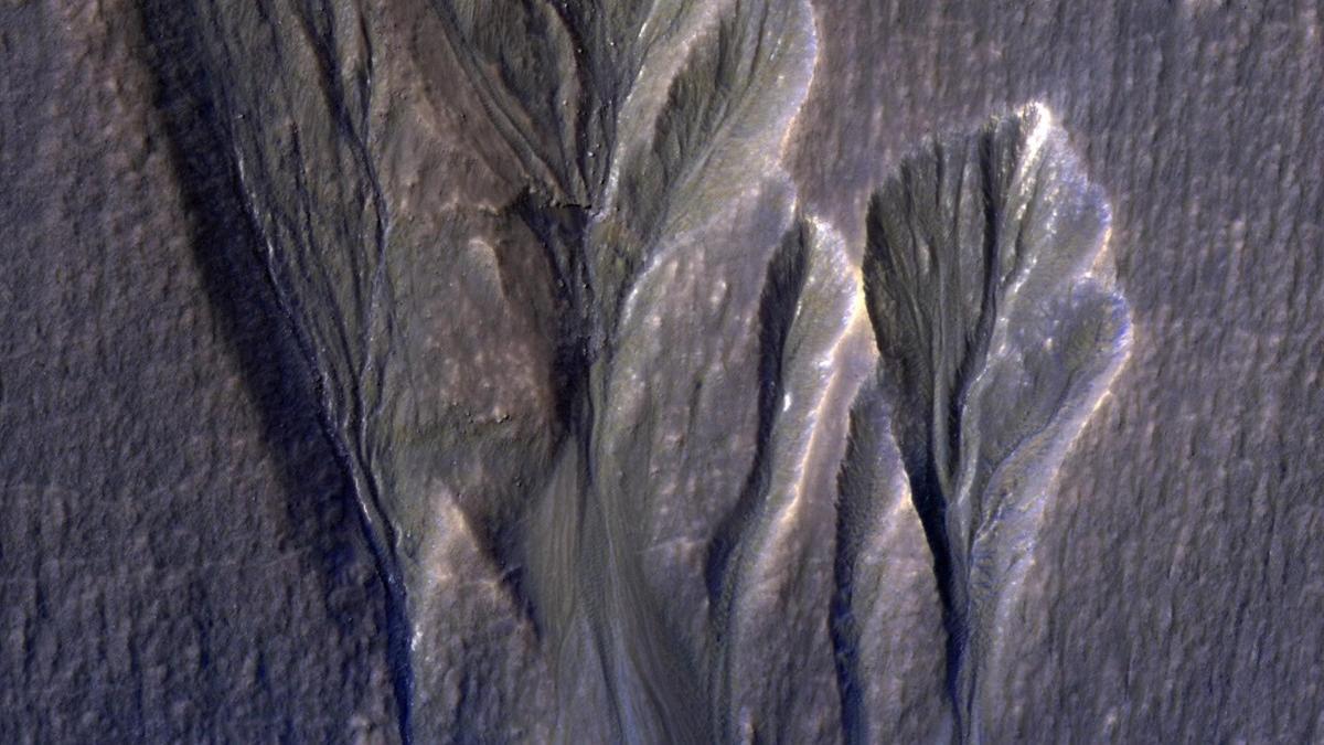 Vista aérea de la región Terra Sirenum, en Marte, en la que un estudio sugiere la existencia de zonas potencialmente habitables en los bordes helados de algunos barrancos.